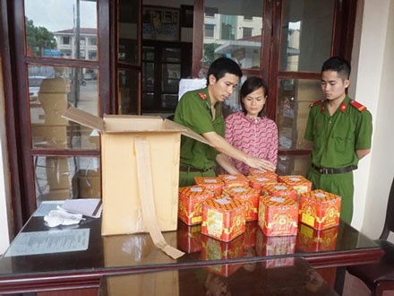 Nguyễn Thị Nhung cùng số lượng pháo hoa vận chuyển trái phép.