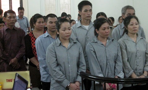 Phạt tù nhóm “cát tặc” một thời hoành hành trên sông Hồng - 1 Nhóm cát tặc lĩnh án.