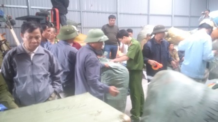 Yêu cầu kiểm điểm lãnh đạo địa phương trong vụ buôn lậu tại Móng Cái - 1 Phó Thủ tướng yêu cầu kiểm điểm người đứng đầu trong vụ buôn lậu tại TP Móng Cái (Quảng Ninh).