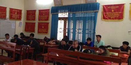Lãnh đạo Bộ Công an khen ngợi vụ triệt phá sới bạc “khủng” trên sông Đáy - 2 Hàng chục con bạc bị cơ quan CSĐT bắt giữ khi đang sát phạt nhau trên thuyền neo đậu tại sông Đáy.