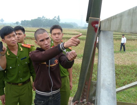 Đào Quốc Huy thuật lại các vụ trộm cắp tại hiện trường.