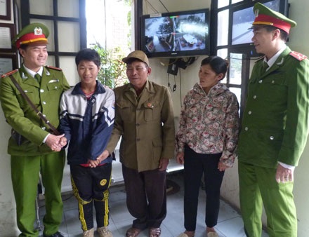Công an Hà Nội giúp cậu bé “hay quên” tìm được người thân - 2 Ông ngoại, mẹ Long gửi lời cám chân thành đến các chiến sĩ CA phường Điện Biên.