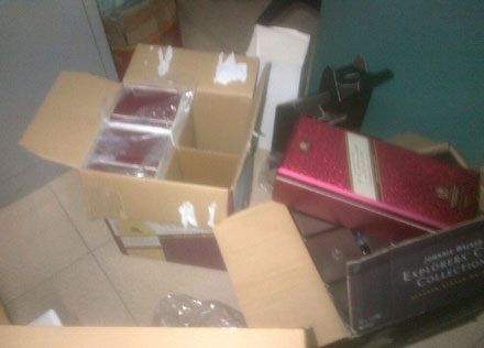 Thu giữ gần 30 thùng rượu ngoại nhập lậu - 1 Cơ quan chức năng phát hiện và thu giữ 166 chai rượu nhập lậu.