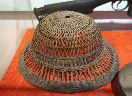 Một cựu binh về thăm triển lãm tại Bảo tàng Lịch sử quân sự Việt Nam