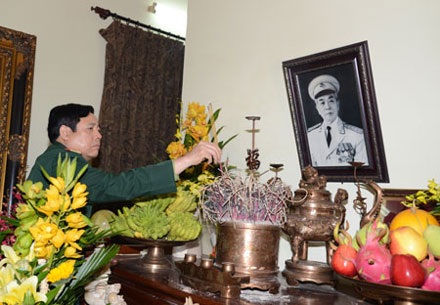 Đại tướng Phùng Quang Thanh dâng hương Đại tướng Võ Nguyên Giáp - 1 Đại tướng Phùng Quang Thanh dâng hương Đại tướng Võ Nguyên Giáp
