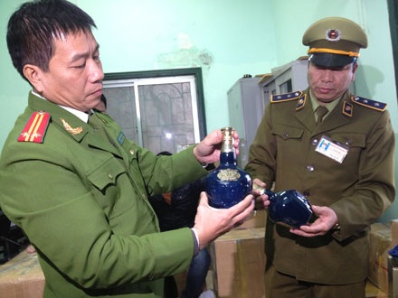 Bắt giữ hàng trăm chai rượu ngoại nhập vô chủ tại ga Hà Nội - 1 Bắt giữ hàng trăm chai rượu ngoại nhập vô chủ trị tại ga Hà Nội