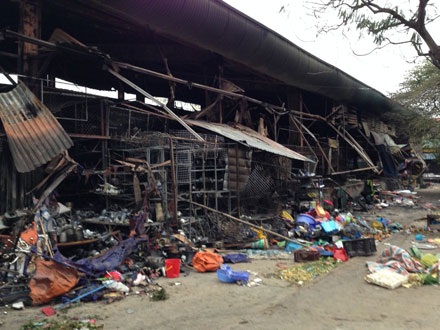 Nửa chợ Nhật Tân bị thiêu rụi, thiệt hại gần 10 tỉ đồng - 2 Bà hỏa ghé thăm khiến hàng chục ki ôt của các tiểu thương bị thiêu rụi.