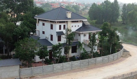 Bí thư Tỉnh ủy lên tiếng vụ nguyên PCT tỉnh lấn chiếm đất công - 1 Bí thư Tỉnh ủy lên tiếng vụ nguyên PCT tỉnh lấn chiếm đất công