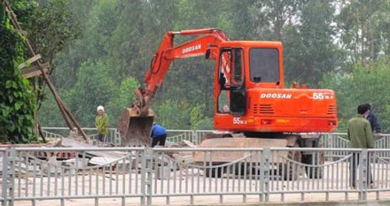 Bí thư Tỉnh ủy lên tiếng vụ nguyên PCT tỉnh lấn chiếm đất công - 2 Gia đình ông Hà Hòa Bình cho phá dỡ tường rào bao quanh biệt thự.