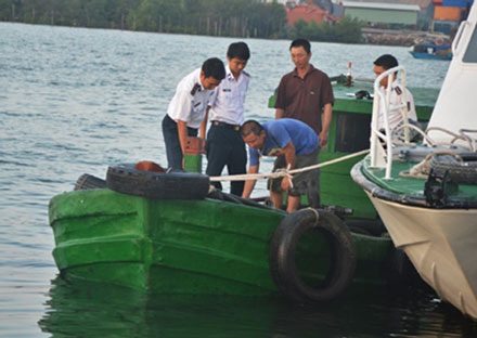 Bắt giữ tàu chở 5000 lít dầu DO không rõ nguồn gốc - 1 Lực lượng CSB bắt giữ tàu cá không số chở khoảng 5000 lít dầu DO không rõ nguồn gốc.