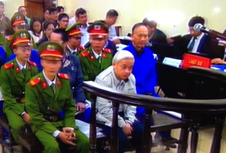 Vợ "bầu" Kiên bật khóc: "Tôi kí các hợp đồng vì tin tưởng chồng mình" - 2 Vợ bầu Kiên bật khóc: Tôi kí các hợp đồng vì tin tưởng chồng mình