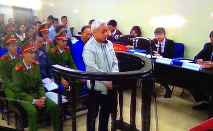 Bầu Kiên: "Cho bị cáo uống thuốc huyết áp" - 1 Bầu Kiên trả lời HĐXX về hành vi kinh doanh trái phép.