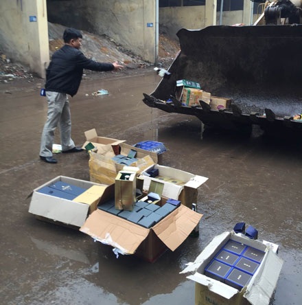 Cơ quan chức năng tiến hành tiêu hủy số rượu ngoại nhập lậu và dán tem nhập khẩu giả