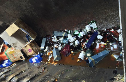 Cơ quan chức năng tiến hành tiêu hủy số rượu ngoại nhập lậu và dán tem nhập khẩu giả