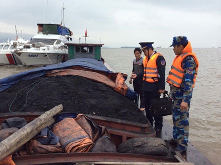 Bắt giữ tàu chở 150 tấn than cám lậu trên biển