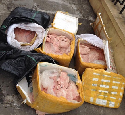 Thêm 500kg nội tạng, mỡ lợn bốc mùi hôi thối bị bắt giữ ở Thủ đô - 2 Những thùng nội tạng bốc mùi hôi thối chờ dịp bán cho khách hàng