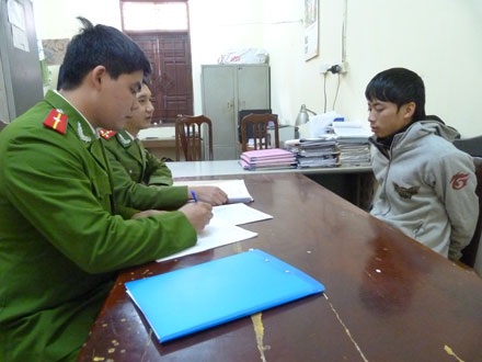 Bắt đối tượng đổ thuốc diệt cỏ vào bể nước sinh hoạt nhằm hạ độc tình địch - 1 Đối tượng Dũng làm việc với các điều tra viên