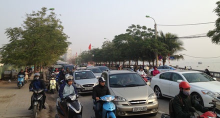 Thông cầu Nhật Tân, đường Lạc Long Quân bất ngờ ùn tắc - 2 Các phương tiện tham giao giao thông qua đây gặp rất nhiều khó khăn