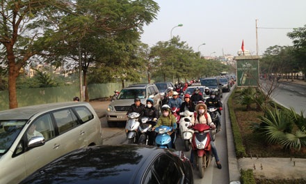 Thông cầu Nhật Tân, đường Lạc Long Quân bất ngờ ùn tắc - 1 Thông cầu Nhật Tân, đường Lạc Long Quân bất ngờ ùn tắc