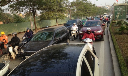 Thông cầu Nhật Tân, đường Lạc Long Quân bất ngờ ùn tắc - 3 Các phương tiện tham giao giao thông qua đây gặp rất nhiều khó khăn
