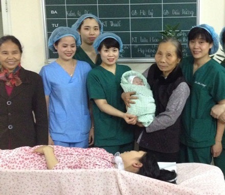 "Công dân Ất Mùi 2015" đầu tiên chào đời tại BV Phụ sản Hà Nội - 1 Công dân đầu tiên của bệnh viện Phụ sản Hà Nội chào đời nặng 3,6kg.