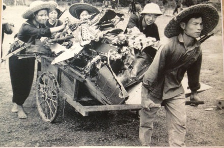 Xác máy bay Mỹ bị quân và dân Hà Nội bắn rơi ngày 4/5/1968