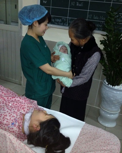 "Công dân Ất Mùi 2015" đầu tiên chào đời tại BV Phụ sản Hà Nội - 2 Vỡ kế hoạch, sản phụ Chi sinh con thứ 3.