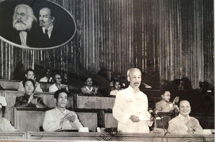 Lá cờ Quyết chiến Quyết thắng tung bay trên nóc hầm tướng Pháp Đờ Cát Tơ Ri (7/5/1954).