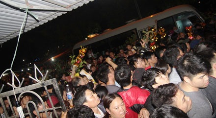 Người dân chôn chân tại phiên chợ bán rủi cầu may.