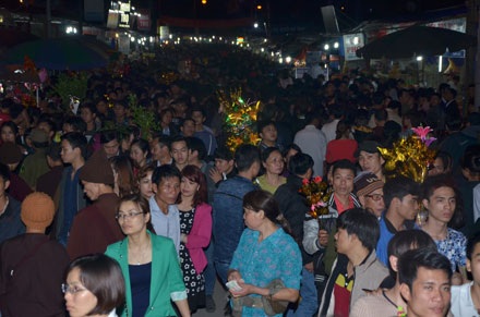 Hối hả, ồn ào những lễ hội đầu năm - 6 Hàng nghìn du khách đổ về phiên chợ bán rủi cầu may.