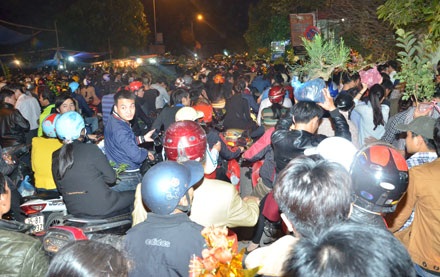 Người dân chôn chân tại phiên chợ bán rủi cầu may.