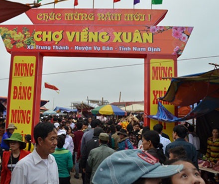 Hàng nghìn du khách đổ về phiên chợ bán rủi cầu may.