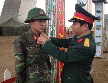 Pháo hoa ở bãi giữa sông Hồng sẵn sàng “thăng thiên” - 17 Một chiến sĩ gác trận địa pháo hoa được Thủ trưởng sốc lại ve áo cho ngay ngắn.