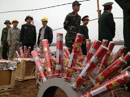Pháo hoa ở bãi giữa sông Hồng sẵn sàng “thăng thiên” - 1 Pháo hoa ở bãi giữa sông Hồng sẵn sàng “thăng thiên”