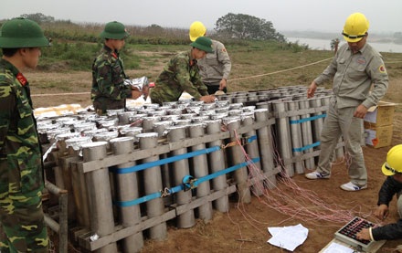 Pháo hoa ở bãi giữa sông Hồng sẵn sàng “thăng thiên” - 14 Sau đó được đấu nối với các hệ thống bảng điều khiển.