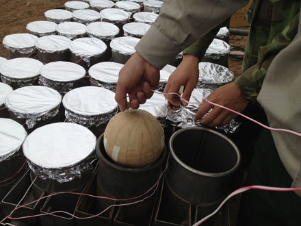Pháo hoa ở bãi giữa sông Hồng sẵn sàng “thăng thiên” - 10 Từng quả pháo hoa được tra vào ống phóng.