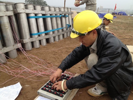 Pháo hoa ở bãi giữa sông Hồng sẵn sàng “thăng thiên” - 11 Sau đó được đấu nối với các hệ thống bảng điều khiển.