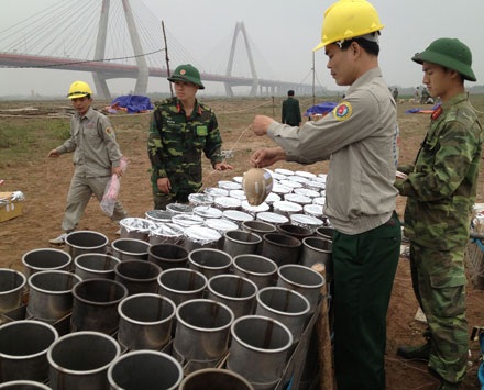 Pháo hoa ở bãi giữa sông Hồng sẵn sàng “thăng thiên” - 8 Từng quả pháo hoa được tra vào ống phóng.