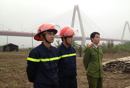 Pháo hoa ở bãi giữa sông Hồng sẵn sàng “thăng thiên” - 15 Sau đó được đấu nối với các hệ thống bảng điều khiển.