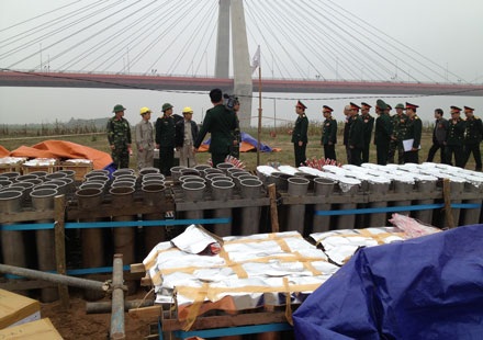 Pháo hoa ở bãi giữa sông Hồng sẵn sàng “thăng thiên” - 2 Pháo hoa ở bãi giữa sông Hồng sẵn sàng “thăng thiên”