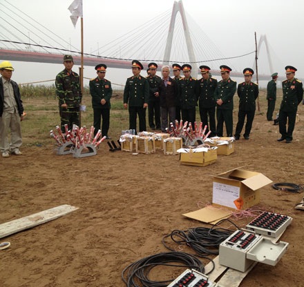 Pháo hoa ở bãi giữa sông Hồng sẵn sàng “thăng thiên” - 3 Pháo hoa ở bãi giữa sông Hồng sẵn sàng “thăng thiên”