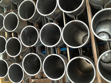 Pháo hoa ở bãi giữa sông Hồng sẵn sàng “thăng thiên” - 4 Những ống pháo hoa há miệng chờ mồi cho buổi lễ rồng phun lửa vào thời khắc giao thừa.