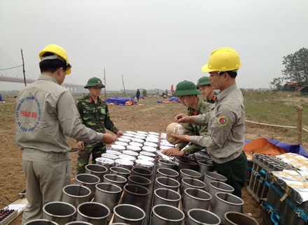 Pháo hoa ở bãi giữa sông Hồng sẵn sàng “thăng thiên” - 9 Từng quả pháo hoa được tra vào ống phóng.