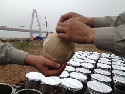 Pháo hoa ở bãi giữa sông Hồng sẵn sàng “thăng thiên” - 7 Những quả pháo hoa tầm cao nặng tới 800g được truyền tay...