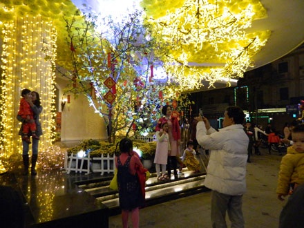 Người dân náo nức du xuân và chụp ảnh trước cửa Trung tâm Thương mại Tràng Tiền.