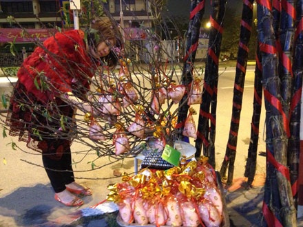 Một số người dân đã sớm chọn mua muối về nhà đầu năm mới để cầu may mắn.