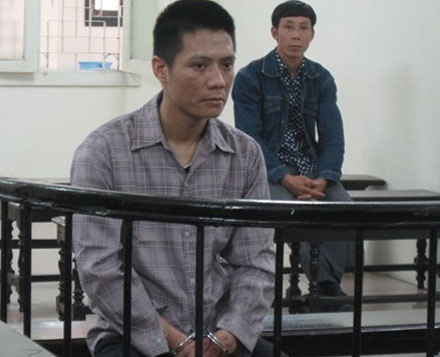 Phạt 12 năm tù cho người chồng cuồng ghen hắt axít vào mặt vợ - 1 Phạt 12 năm tù đối với Danh về tội cố ý gây thương tích, hủy hoại nhan sắc của vợ.