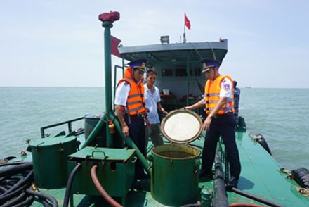 Tạm giữ tàu vận chuyển dầu DO không rõ nguồn gốc - 1 Tạm giữ tầu chở khoảng 140 nghìn lít dầu DO không rõ nguồn gốc.