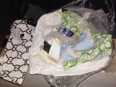 Bắt đối tượng bán ma túy ngay trước cửa nhà nghỉ - 2 Số tang vật bị cơ quan điều tra thu giữ.