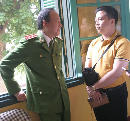 Trao đổi với phóng viên